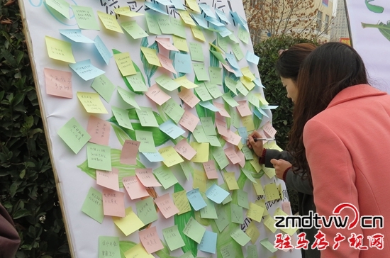 黄淮学院大学生志愿者组织开展助力环保行活
