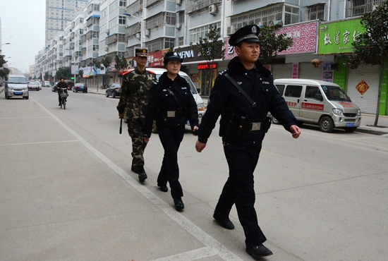 西平民警节日徒步巡逻受民赞