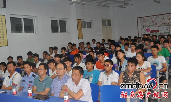 禁毒志愿者吴荣现身说法 黄淮学子深受教育