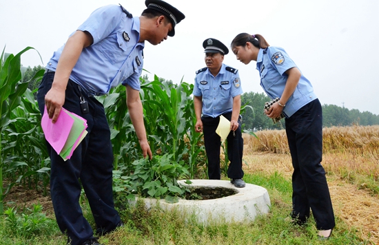 西平民警入乡村查隐患确保学生暑期安全