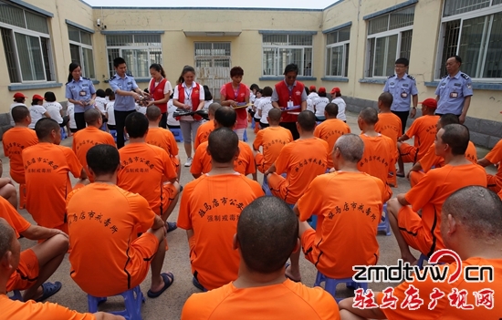 吴荣（左4）与戒毒志愿者给戒毒人员发健身器材BG0K3470.JPG