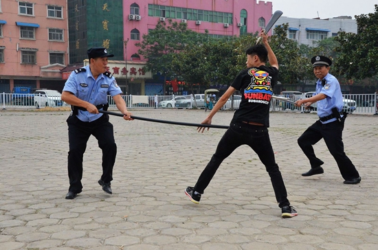 西平警方举行反恐防爆演练（图）
