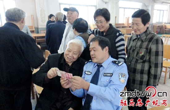 雪松派出所深入社区开展假币防范宣传活动