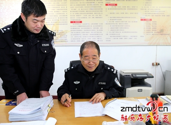 刘建中(右一)乐于奉献好民警.jpg