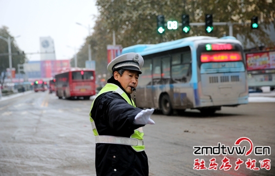 驻马店市公安局西园派出所民警指挥交通场景（图）