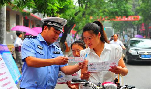 正阳县交警开展夏季交通安全宣传教育