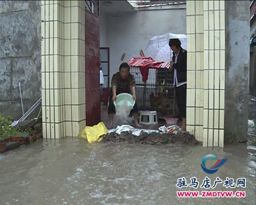 一场大雨道路变“洪沟”