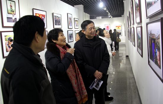 文化建设摄影展吸引众多摄影爱好者驻足观看