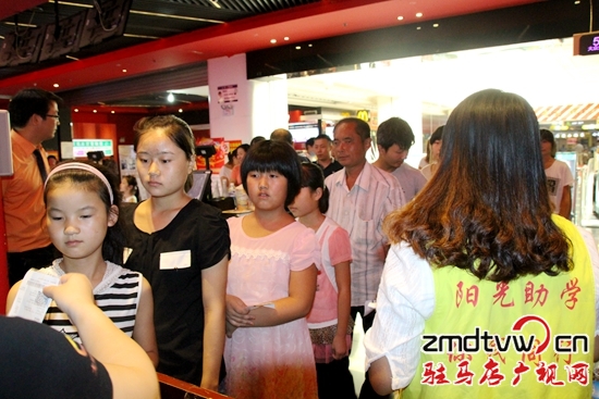 排队入场观影.jpg