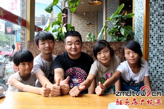 阳光助学志愿者刘扬和他资助的学生合影.jpg