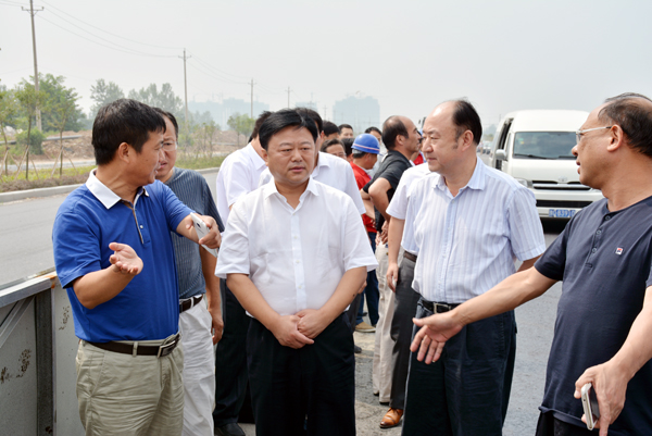 陈星就107国道驻马店段改扩建等项目进展情况进行调研