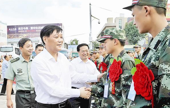 驻马店欢送首批夏季新兵应征入伍