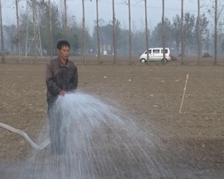 上蔡农民及时浇地确保一播全苗