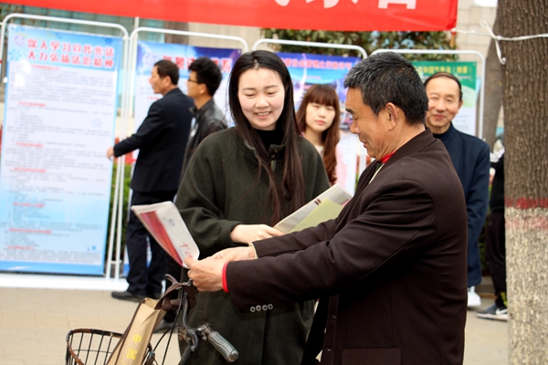 驻马店市气象局开展“世界气象日”宣传活动