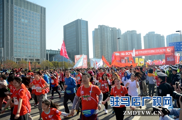 11.马拉松开跑，跑友们向终点冲去。通讯员 刘名洋摄.JPG