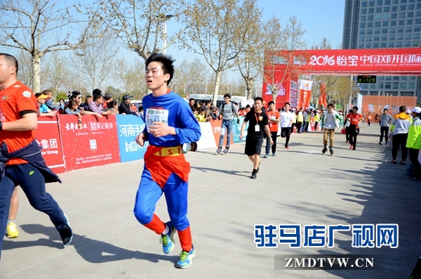 16.身着超人服装参加郑开马拉松比赛。通讯员 刘名洋摄.JPG