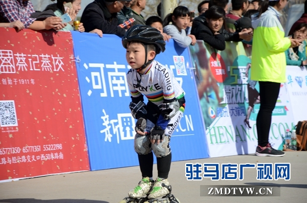 24.一位小朋友滑着轮滑在赛道上飞驰。通讯员 刘名洋摄.JPG