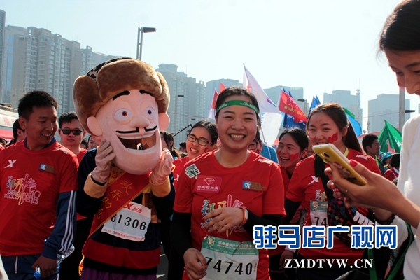 15.卡通人物光头强助阵郑开马拉松。通讯员 刘名洋摄.JPG