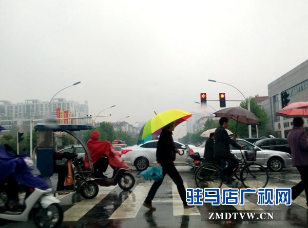 雨中行色匆匆的人们.jpg