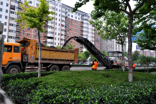 驻马店中心城区铺路施工忙