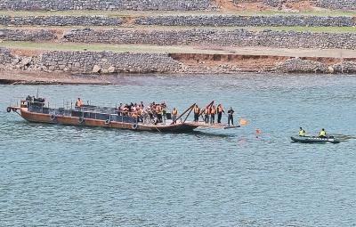 济源一观光直升机一头栽入水库 两人失踪