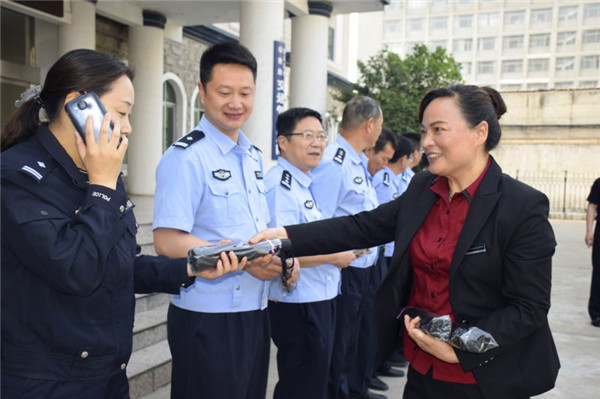 御龙居精品家居馆千余把遮阳伞赠送交警