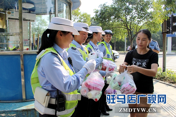 慰问一线女民警.JPG