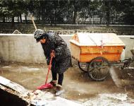 而这个城市最早的工作人员：最美的环卫工人也是不畏严寒不畏大雪打扫着大街小巷。