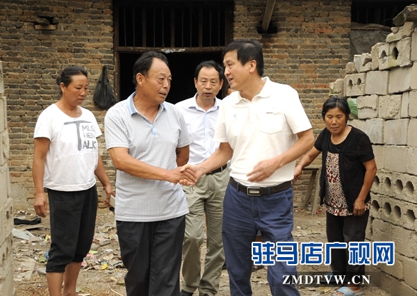 【04】孙亚轩与当地村支书交谈.jpg