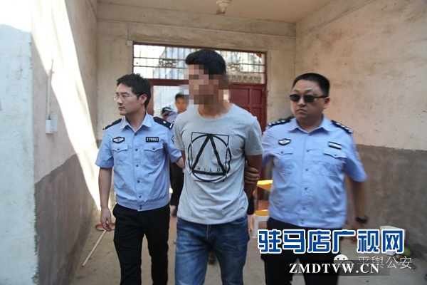 图为侦查员抓获犯罪嫌疑人刘某.jpg