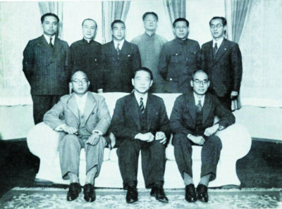 :前排由左至右:今井武夫、汪精卫、影佐祯昭。