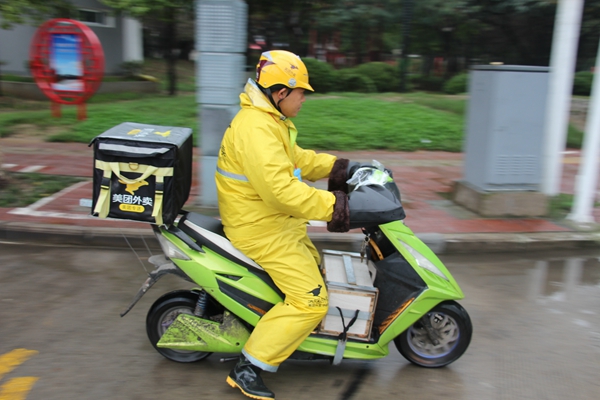 风雨中 那些坚守的身影