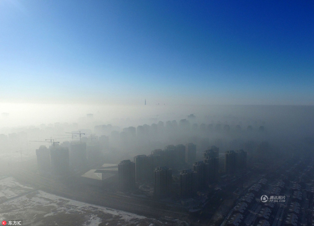 图为1月3日清晨,空气质量严重污染的天津街头.李胜利/东方ic