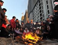 2014年3月份，100多名来自各地的建筑工人来到宁夏银川鼎辉时代城二期项目工地上打工，11月2日，项目正式停工，但工友们一年来的血汗钱却始终没有下发，“光跑劳动监察大队就不下10次，但每次都说已经处理了，要我们回去等消息。”12月31日，工友们来到银川市公安局金凤分局，但是打听了一圈却始终没找到这起案件的负责人。又跑了一天的工友们带着重重心事再次回到工地，升起了一堆篝火取暖。“等元旦假期一过，我们还得去要钱，要不到钱就不回家过年了！”新华社记者 彭昭之 摄