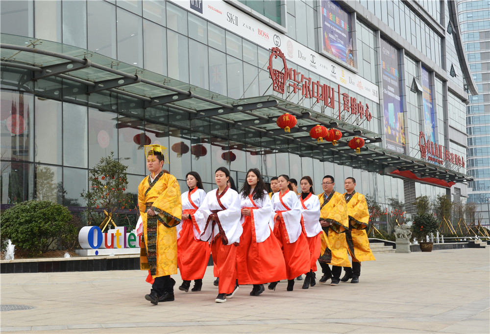 驻马店华尔中心惊现汉服营销中心，到访者可合影“穿越”梦回汉朝