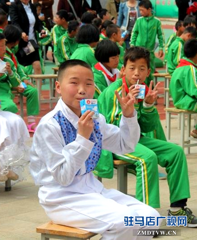 泌阳县特殊教育学校的孩子们喝上了蒙牛爱心奶
