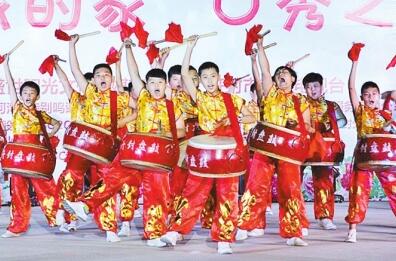 河南开封市县街小学有个小学生盘鼓队