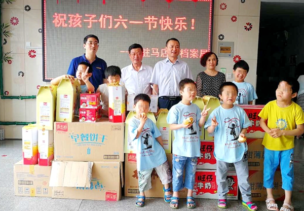 儿童福利院爱心满溢