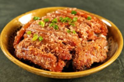 蒸 米粉肉也就是平时大家简称的 粉 蒸肉,这道菜虽然用的是 五花肉