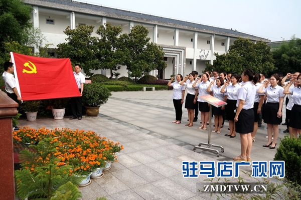 图为6月30日，驻马店市分公司党员干部在竹沟革命纪念馆烈士雕像前进行入党宣誓.jpg