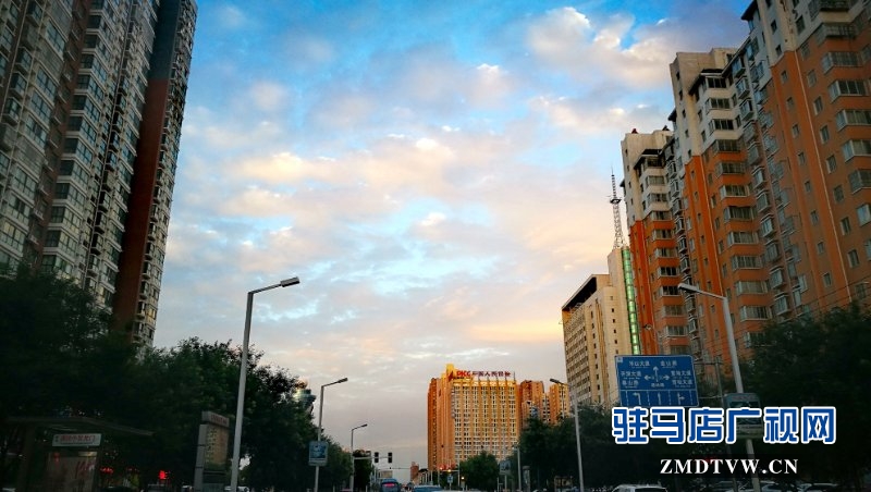 雨歇晚霞明，风调夜景清。月高微晕散，云薄细鳞生。刘禹锡诗句