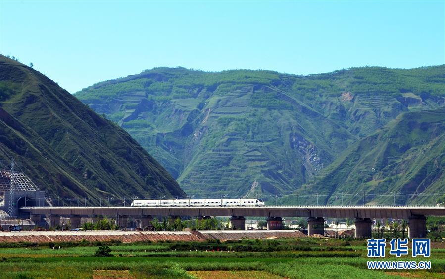 7月9日，一列高铁列车行驶在宝兰高铁甘肃天水段南河川大桥上。　　近年来，中国高铁继续保持快速发展步伐，“四纵四横”高铁网基本成形，技术成就赢得国际声誉，服务品质不断攀升。中国高铁已经成为一张见证时代发展的名片。新华社发（武龙 摄）