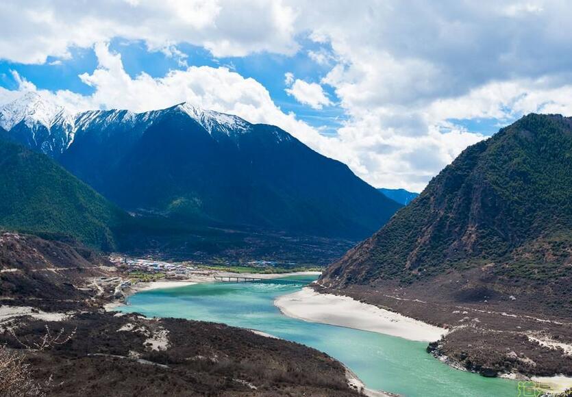 西藏雅鲁藏布大峡谷景区资料图片