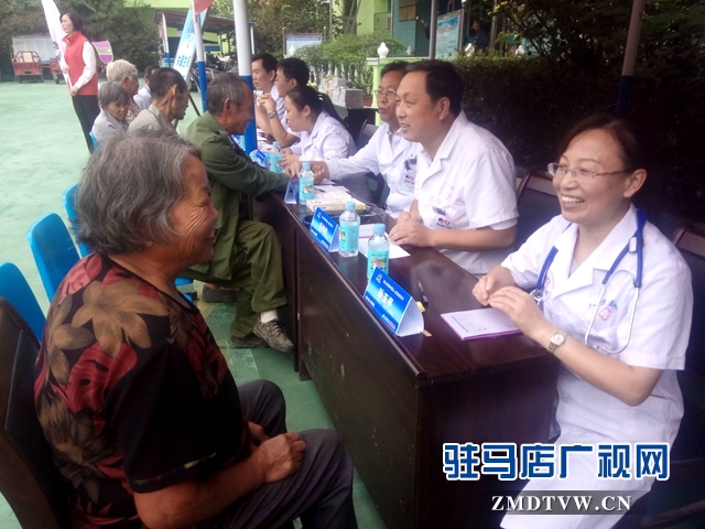 1、县人民医院专家与看病者交流6.jpg