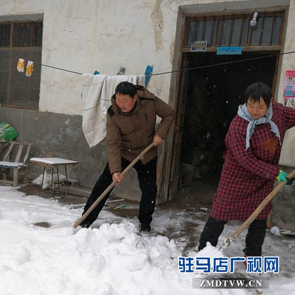 在慎水乡洪庙村何庄组贫困群众朱凤兰院内清扫积雪.jpg