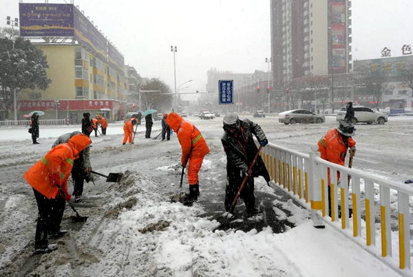 环卫工人冒雪清扫保畅通