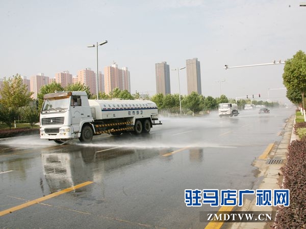 不间断进行道路清洗抑制扬尘。.JPG