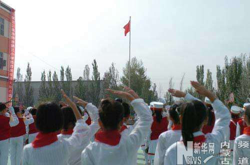 小学生骨折无法站立 听到国歌坐在操场上向国旗敬礼