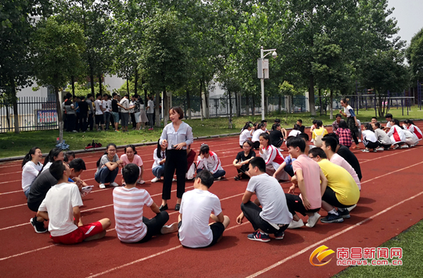 多地采取“狂踩气球” 心理疏导等方式减压迎高考