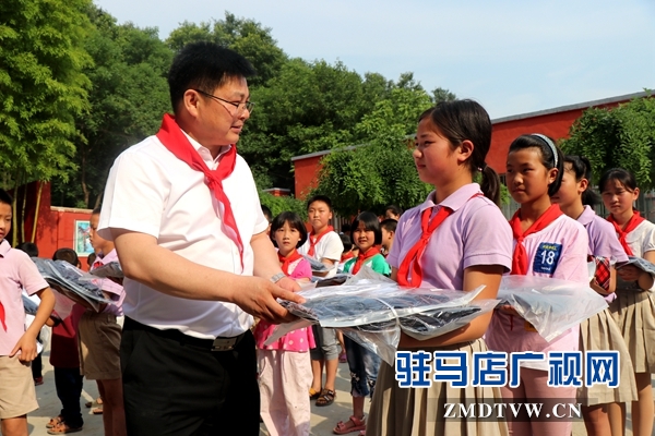 驻马店市青年商会爱心企业捐助行走进确山县关沟小学